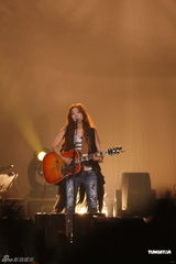 组图：陈綺贞小巨蛋开唱 脚踏车上场展独特摇滚风