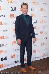 组图：布洛林撑《劳工》首映 温斯莱特深V秀沟