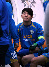 高清图：金俊秀任队长帅气踢球 金贤重等首场热身赛