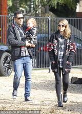 组图:阿尔芭印花外套为女拍照 小女圣诞装萌翻