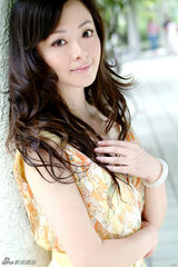 组图：许榕真气质写真儒雅大气