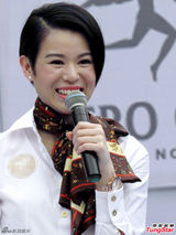 组图：胡杏儿衬衣长裤亮相 全程微笑心情好