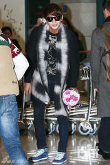 组图：朴施厚返韩过春节 抵达机场笑迎送花女孩