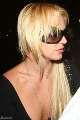 高清组图：布兰妮黑色超短裙现身夜店 裙上有污迹