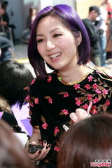 组图：杨千嬅亮相贺岁活动 桃花服饰优雅喜庆