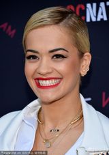 组图：瑞塔-欧拉深V难见胸 水钻棒球服抢眼