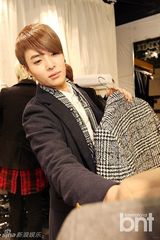 组图：M.pire出席品牌开业 现场挑衣显品味