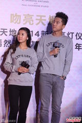 组图：郭涛父子首亮相活动 李亚鹏形单影只