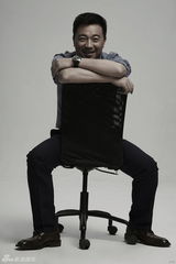 组图：张晞临休闲写真曝光 诠释绅士好男人