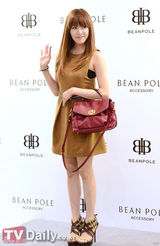 组图：少女时代Tiffany办签名会变秋季成熟女人