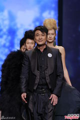 组图：吴尊当爸派红包 吴镇宇走秀范儿足获赞