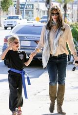 组图：詹妮弗加纳变女汉子 背起7岁女儿显亲密