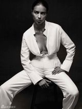 组图：超模利马真空出镜椒乳隐现 双手护下体