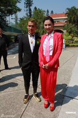 组图：张柏芝喜气红衣携两子参加弟弟婚礼