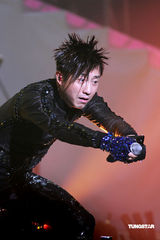 幻灯：庾澄庆个唱张学友助阵 与周秀娜贴身热舞