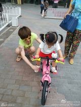 组图：齐秦小24岁娇妻曝光 2岁女儿粉嫩可爱