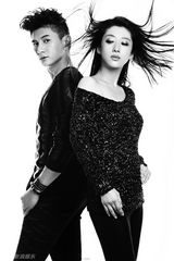 组图：吴奇隆刘思彤亲密写真 兄妹十年情比金坚