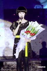 范冰冰手捧鲜花[3\/8]幻灯图:范冰冰蕾丝装性感