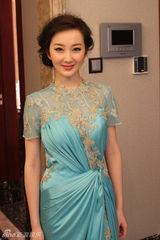 组图：程媛媛亮相名媛舞会 优雅动人气场足