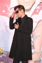 组图：杜德伟罗志祥相见欢 台上搞笑玩互亲