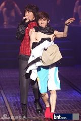 组图：金章勋办个唱舞台绚丽粉丝热情捧场