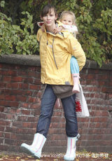 幻灯：詹妮弗-加纳母女雨衣亲子装 秀浓浓母爱