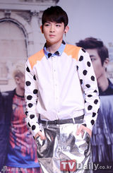 组图：韩团TEEN TOP携新碟回归 首唱会帅气