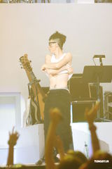 幻灯图集：好友农夫开演唱会 陈冠希现身力挺