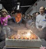 组图：陈奕迅红馆度生日 吹不灭蜡烛笑翻天