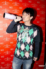 组图：刘嘉玲亮相上海 皮衣搭配牛仔短裤秀美腿