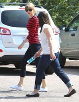 组图：泰勒空中弹跳孩子气 蓝色短裙修长美腿