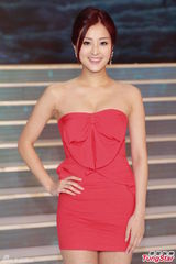 组图：港姐决赛前泳装亮相 上届冠军模拟戴后冠