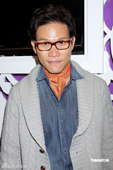 幻灯：张卫健澄清婚变传闻 小柏芝贡米亮相香江