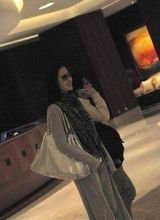 组图：刘亦菲遵母命相亲？约见神秘男神情拘谨