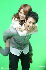 组图：潘玮柏拍MV展现吻功 自曝好久没接吻