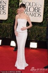 组图：金球红毯安妮-海瑟薇修身白裙曲线曼妙