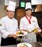 组图：韩星千正明担任一日厨师 亲自下厨做牛排