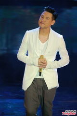 组图：张学友颁奖礼献唱 深情演绎《定风波》