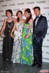 组图：赵式芝再陷同性情 与杨如芯亲密携手亮相