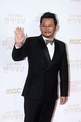 高清图：尹恩惠金秀贤JYJ亮相MBC演技大赏红毯