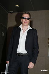 杜丽莎被告拖欠工资 其夫到庭应讯双方未达成和解