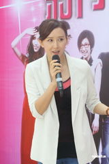 组图：胡静婚后变身总监制 推销《新拼住时代》