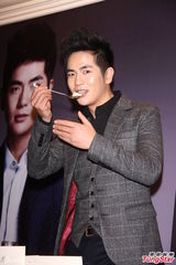 组图：张晓龙赴台记者会媒体挤爆 闭口不谈绯闻