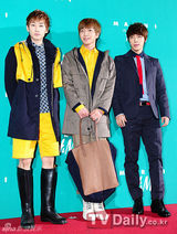 组图：SJ利特东海与少时秀英朴宰范等盛装亮相