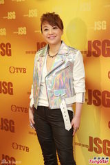 组图：陈慧娴泳儿潮装出席《劲歌金曲》录影