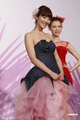 组图：李亚男婚纱展性感秀长腿美背