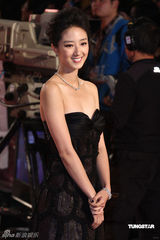 高清：桂纶镁黑色礼服 简洁时尚显青春气息