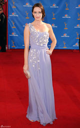 高清组图：艾美奖红毯 艾米丽-布朗特秀单肩裙