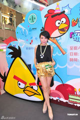 组图：钟舒漫化身雀鸟训练员 感叹不如鹦鹉会模仿