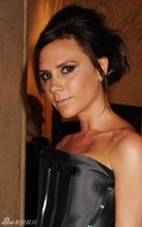 幻灯图集：维多利亚出席时尚聚会 黑色皮装显身材